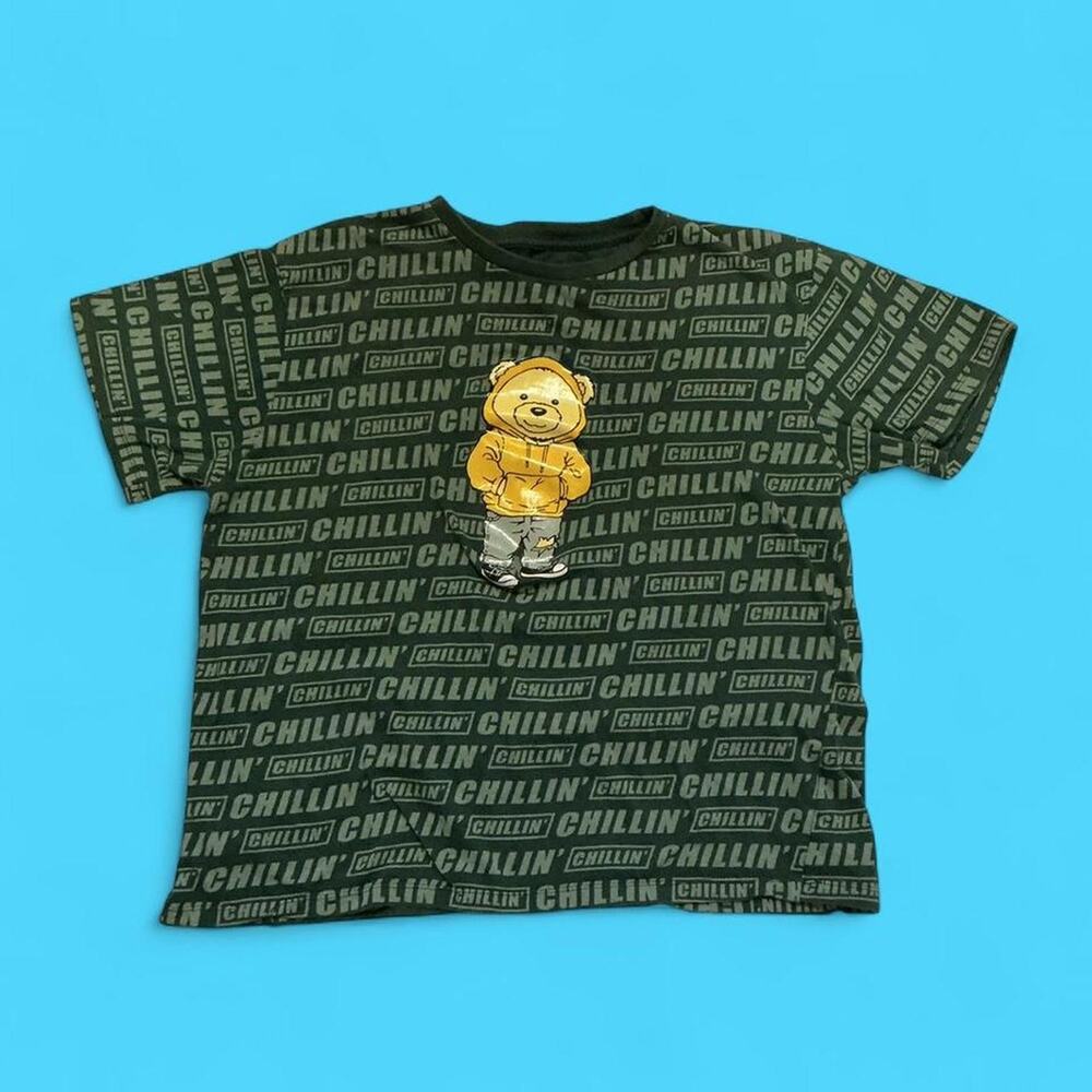 Chillin bear graphic tee